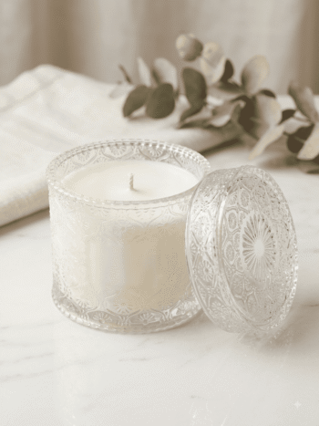 alt=tarro de cristas con vela de color blanco y aroma